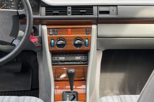 Mercedes-E-200-1990-(7)