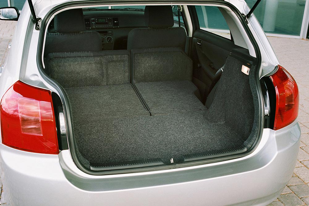 https://autogreeknews.gr/wp-content/uploads/2022/11/Toyota-Corolla-2004-luggage.jpg