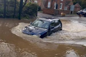 a-vauxhall-insignia-can-t-cross-a-flooded-ford-get (1)