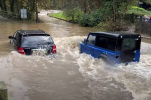 a-vauxhall-insignia-can-t-cross-a-flooded-ford-get (2)