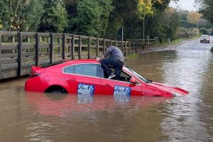 a-vauxhall-insignia-can-t-cross-a-flooded-ford-get