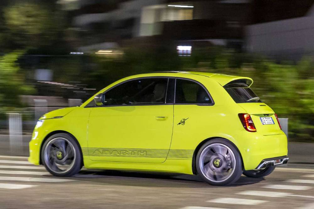 https://autogreeknews.gr/wp-content/uploads/2022/11/abarth-500e-4.jpg