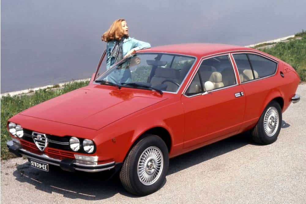 https://autogreeknews.gr/wp-content/uploads/2022/11/alfa_romeo_alfetta_gtv_2000_1.jpg