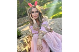 alyssa-milano-trades-in-her-tesla-for-a-vw-id4-bec