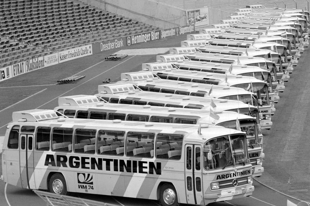 https://autogreeknews.gr/wp-content/uploads/2022/11/mercedes-benz-o-302-bus-from-the-1974-football-wor-3.jpg