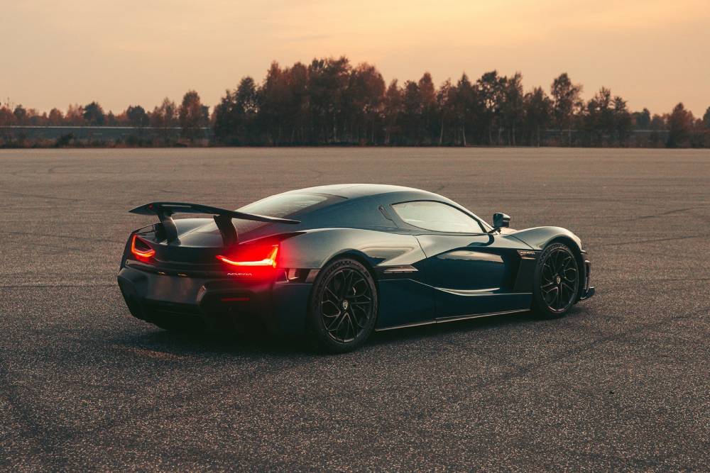 https://autogreeknews.gr/wp-content/uploads/2022/11/rimac-nevera-nails-258-mph-412-kph-top-speed-claim-13.jpg