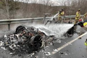 tesla fire requires 45000 liters to go off (3)