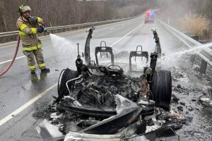tesla fire requires 45000 liters to go off (4)