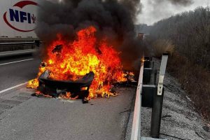 tesla fire requires 45000 liters to go off (6)