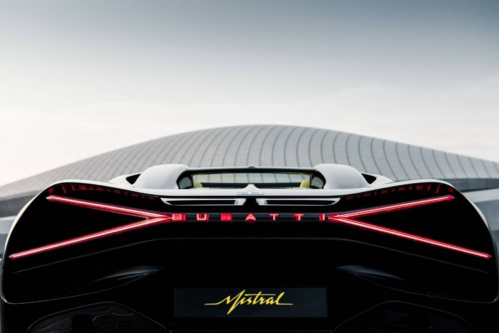https://autogreeknews.gr/wp-content/uploads/2022/11/the-bugatti-w16-mistral-has-made-its-middle-easter-13.jpg