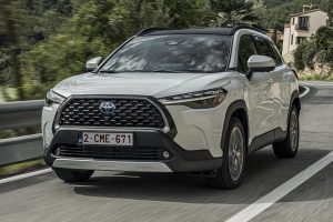 2022-corolla-cross-hybrid-dpl-awd-pearl-white-dynamic-016-2