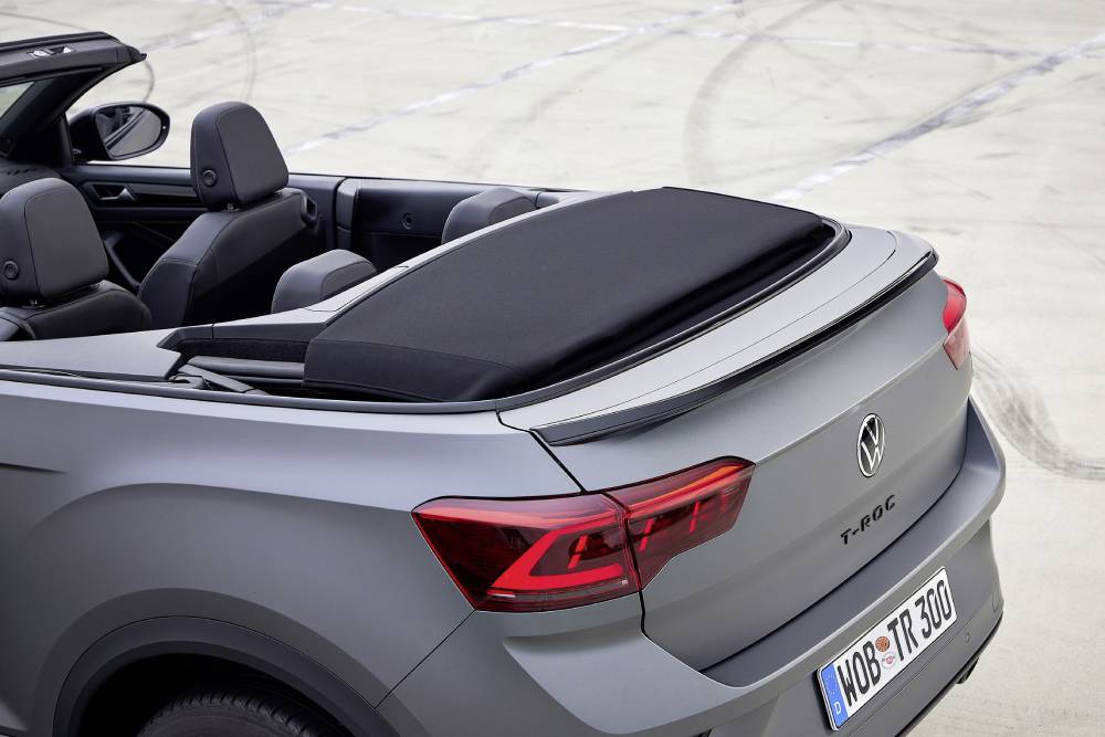 https://autogreeknews.gr/wp-content/uploads/2022/12/2023-volkswagen-t-roc-cabriolet-edition-grey-has-s-16.jpg