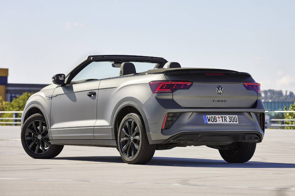 https://autogreeknews.gr/wp-content/uploads/2022/12/2023-volkswagen-t-roc-cabriolet-edition-grey-has-s-3.jpg