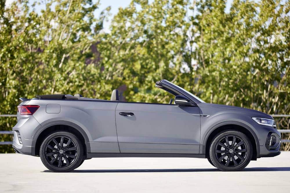 https://autogreeknews.gr/wp-content/uploads/2022/12/2023-volkswagen-t-roc-cabriolet-edition-grey-has-s-5.jpg