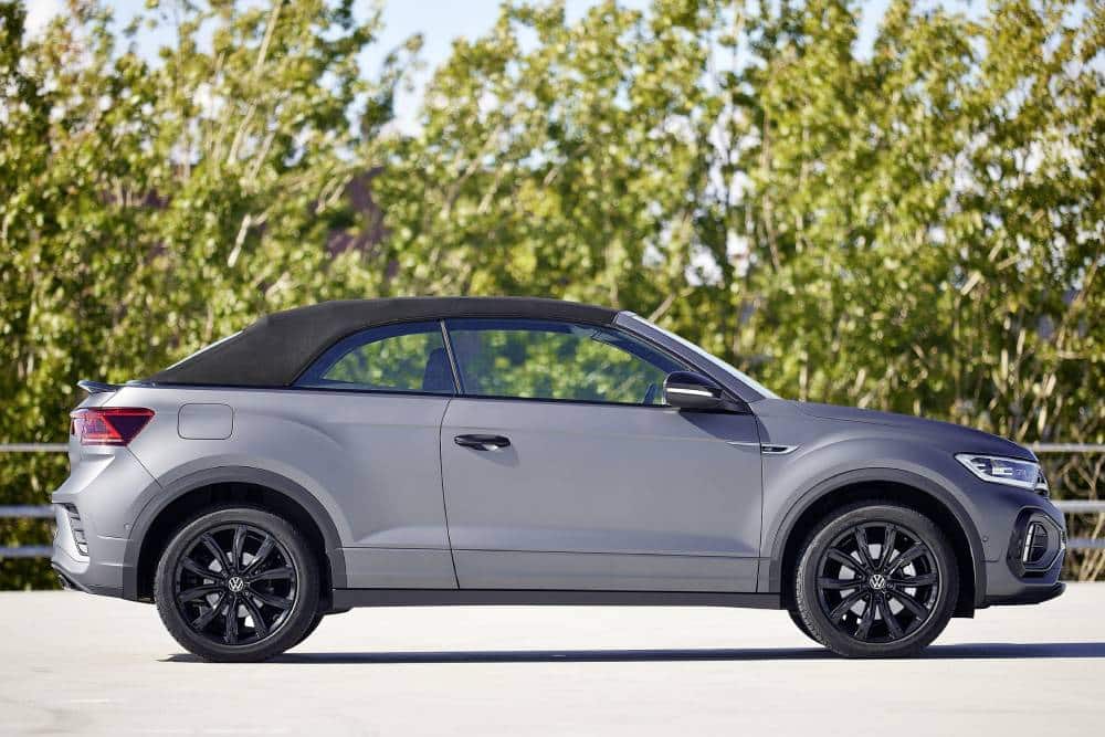 https://autogreeknews.gr/wp-content/uploads/2022/12/2023-volkswagen-t-roc-cabriolet-edition-grey-has-s-7.jpg