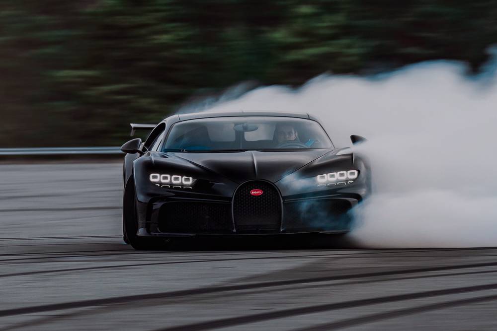 https://autogreeknews.gr/wp-content/uploads/2022/12/Bugatti-Chiron-Pur-Sport-Drifting-The-C-5.jpg