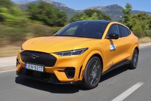 Ford-Mustang-Mach-E-GT-kinisi