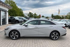 Hyundai-Elantra-2022-(4)