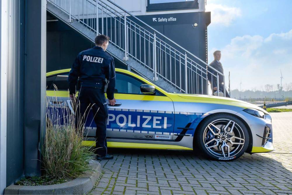 https://autogreeknews.gr/wp-content/uploads/2022/12/bmw-i4-by-ac-schnitzer-tune-it-safe-polizeifahrze-10.jpg