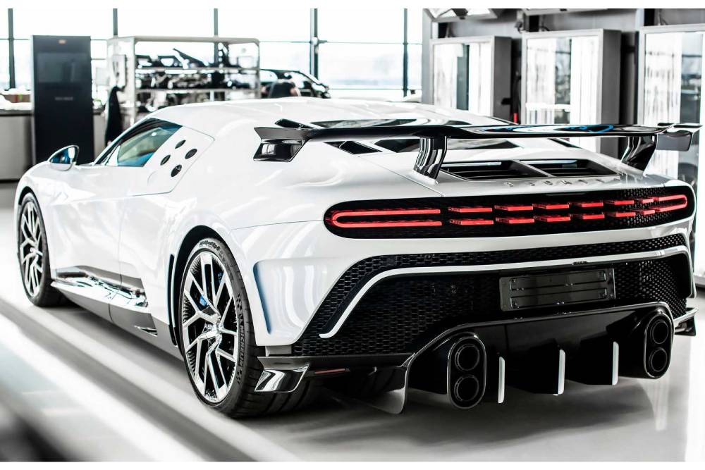 https://autogreeknews.gr/wp-content/uploads/2022/12/bugatti-centodieci-2022-zehntes-und-letztes-exempl-1.jpg