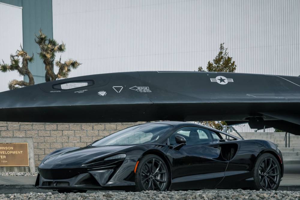 https://autogreeknews.gr/wp-content/uploads/2022/12/fresh-mclaren-and-skunk-works-partnership-will-mix-2.jpg