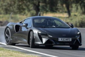 mclaren artura drift