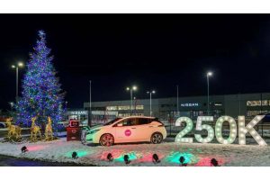 nissan-leaf-powers-christmas-tree-lights (1)