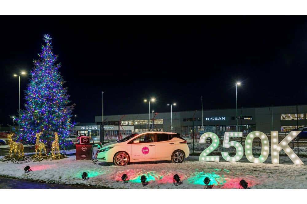 https://autogreeknews.gr/wp-content/uploads/2022/12/nissan-leaf-powers-christmas-tree-lights-1.jpg