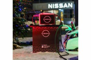 nissan-leaf-powers-christmas-tree-lights (2)