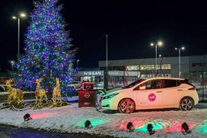 nissan-leaf-powers-christmas-tree-lights