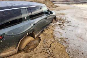 owner-abandons-rivian-r1s-on-lake-shore-after-gett (1)