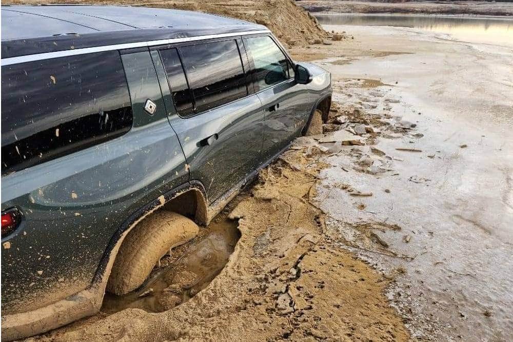 https://autogreeknews.gr/wp-content/uploads/2022/12/owner-abandons-rivian-r1s-on-lake-shore-after-gett-1.jpg