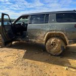 owner-abandons-rivian-r1s-on-lake-shore-after-gett (2)