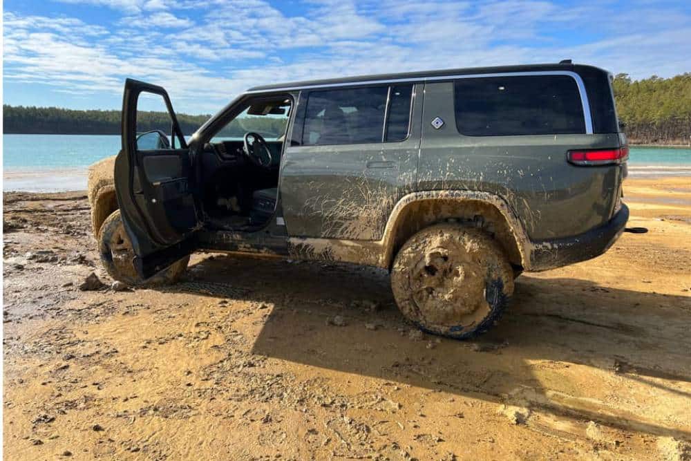 https://autogreeknews.gr/wp-content/uploads/2022/12/owner-abandons-rivian-r1s-on-lake-shore-after-gett-2.jpg