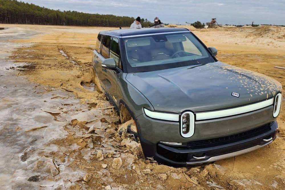 https://autogreeknews.gr/wp-content/uploads/2022/12/owner-abandons-rivian-r1s-on-lake-shore-after-gett.jpg