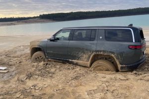 owner-abandons-rivian-r1s-on-the-lake-shore-after-