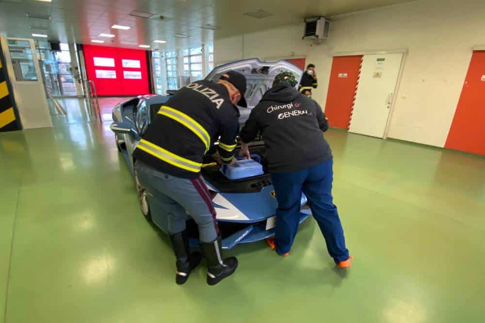 https://autogreeknews.gr/wp-content/uploads/2022/12/police-huracan-delivers-kidneys-5.jpg