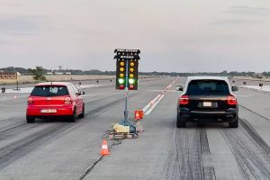 volkswagen-polo-gti-18t-drags-porsche-cayenne-turb