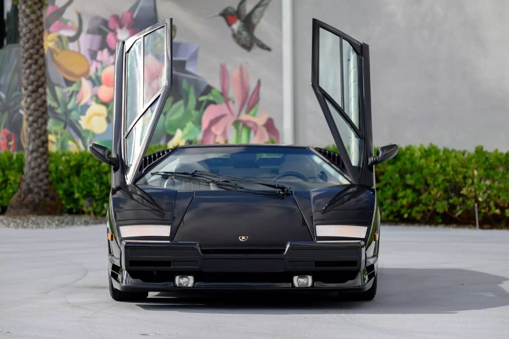 https://autogreeknews.gr/wp-content/uploads/2023/01/1990-Lamborghini-Countach-25th-Anniversary-Edition-1.jpg