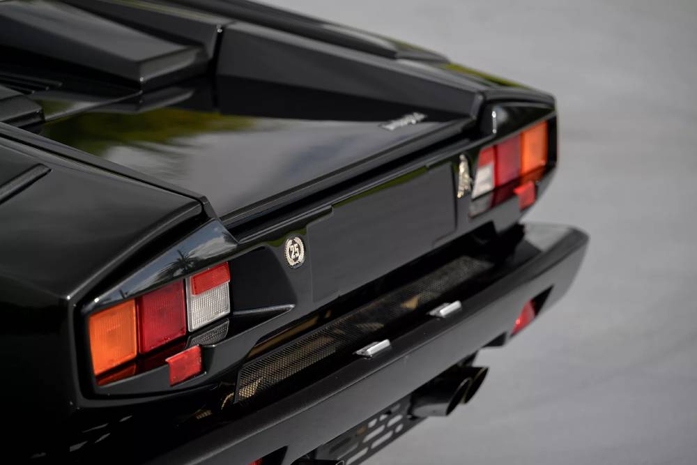 https://autogreeknews.gr/wp-content/uploads/2023/01/1990-Lamborghini-Countach-25th-Anniversary-Edition-12.jpg