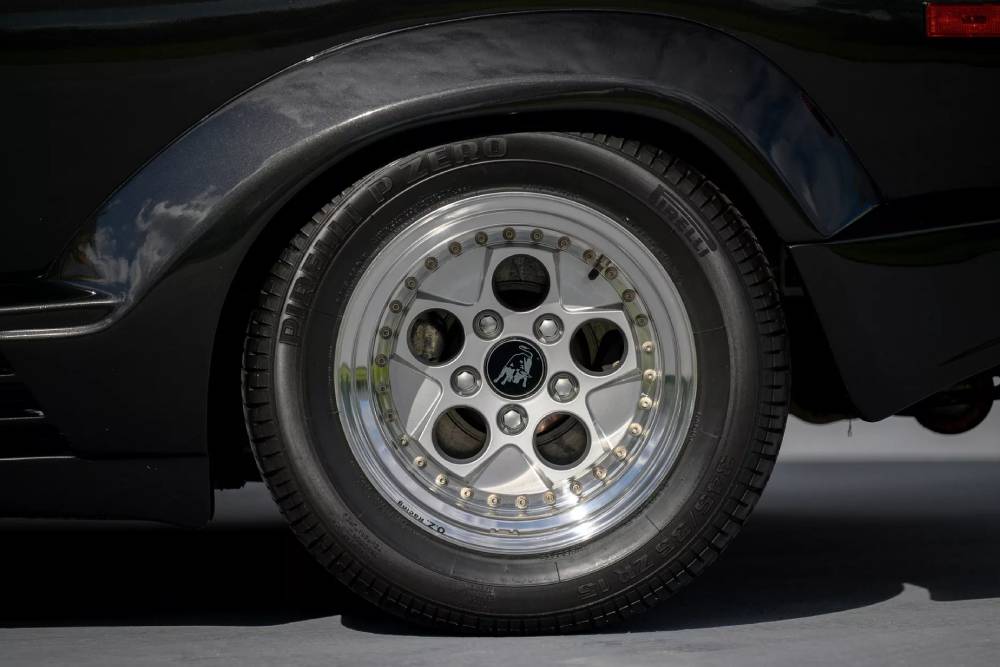 https://autogreeknews.gr/wp-content/uploads/2023/01/1990-Lamborghini-Countach-25th-Anniversary-Edition-15.jpg