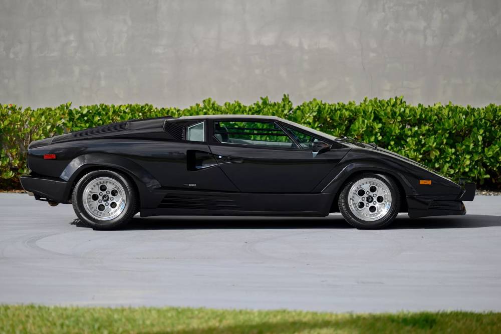 https://autogreeknews.gr/wp-content/uploads/2023/01/1990-Lamborghini-Countach-25th-Anniversary-Edition-20.jpg