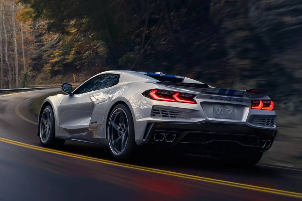 https://autogreeknews.gr/wp-content/uploads/2023/01/2024-Corvette-E-Ray-hybrid-00002.jpg