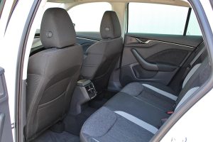 Skoda-Scala-piso-kathisma