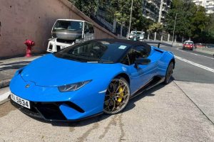 huracan performante crashed on van (1)
