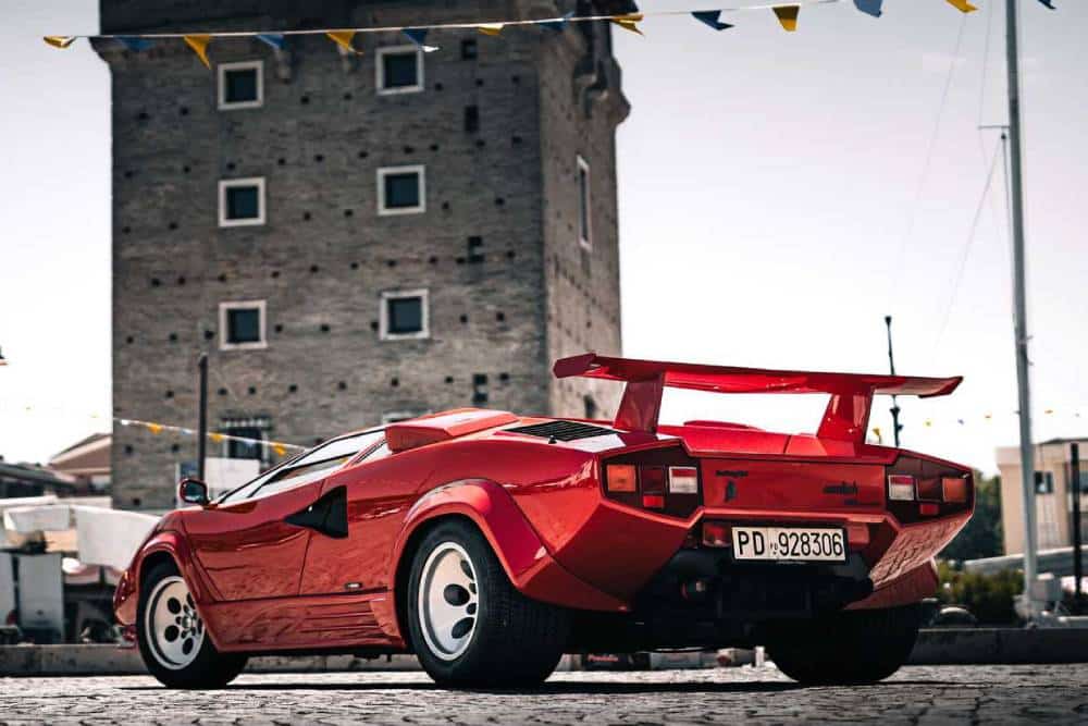 https://autogreeknews.gr/wp-content/uploads/2023/01/lamborghini-v12-engine-history-11.jpg