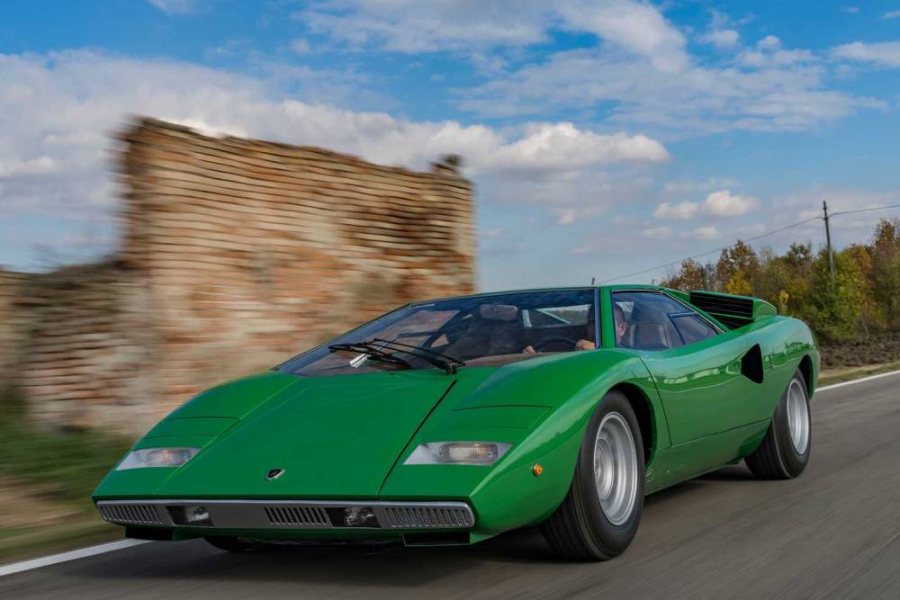 https://autogreeknews.gr/wp-content/uploads/2023/01/lamborghini-v12-engine-history-7.jpg