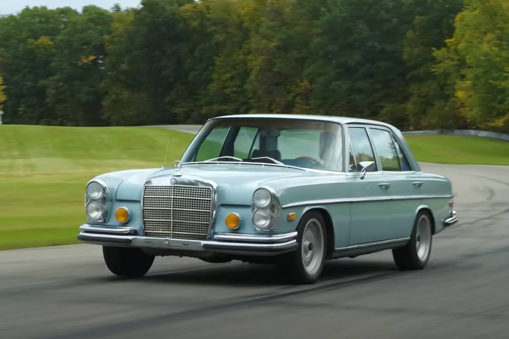 https://autogreeknews.gr/wp-content/uploads/2023/01/mercedes-280-se-and-ce-restomod-08.jpg