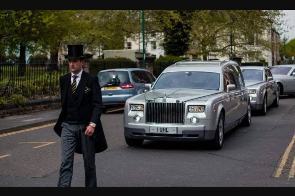 https://autogreeknews.gr/wp-content/uploads/2023/01/rolls-royce-funeral-04.jpg
