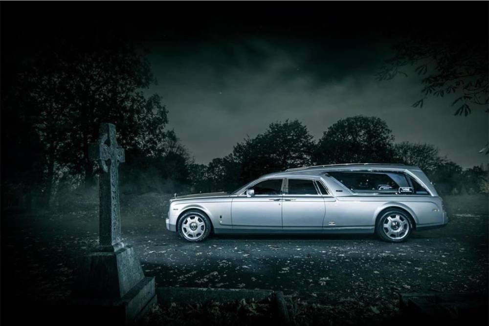 https://autogreeknews.gr/wp-content/uploads/2023/01/rolls-royce-hearse-3.jpg